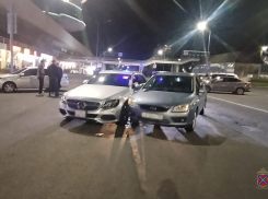 Белый Mercedes разбился напротив Речпорта в Волгограде