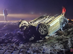 Водитель бросил пассажиров в сплющенной Mazda в Волгограде