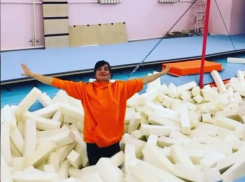 Елена Исинбаева продемонстрировала спортивную форму на площадке первой спортшколы в Волгограде