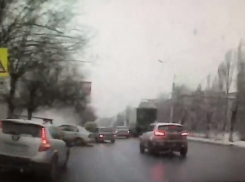 Момент смертельного столкновения легковушки с деревом в Волгограде попал на видео