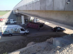 На стройке трассы под Волгоградом рабочий на самосвале протаранил мост и попал в больницу