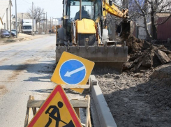 За две ночи уничтожили треть дороги улицы Елецкой в Волгограде