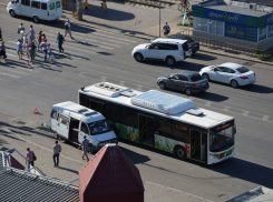 На юге Волгограда маршрутка протаранила экспериментальный автобус 