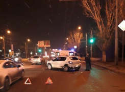 На юге Волгограда в тройном ДТП пострадала женщина-водитель, а виновник скрылся