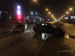 Водитель на Chery протаранил Daewoo в Волгограде: 9-летний  ребенок с мамой в больнице