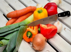 Одним ударом ножа в шею зарезала волгоградка своего знакомого