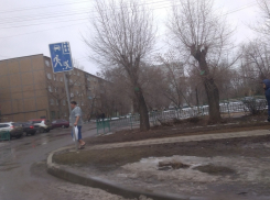 «Сходил за хлебушком»: волжан поразил мужчина в футболке и шлепках в морозном городе