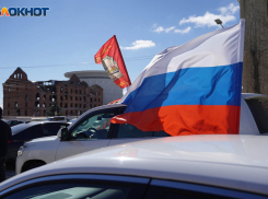 Флаг РФ сорвали в подъезде в Волгограде: юрист о буйстве и патриотизме