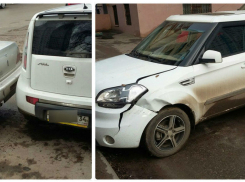 Оставленная без присмотра Kia скатилась с пригорка и протаранила припаркованное авто в Волгограде