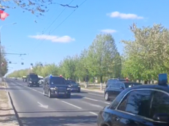 Кортеж Путина из 20 машин с Aurus сняли на видео в Волгограде 