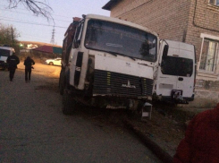 Пьяный волгоградец на отцовском грузовике протаранил два дома и газовую трубу: видео с допроса