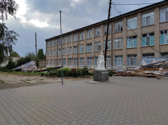 Сильный шторм сорвал крышу школы в Волгоградской области