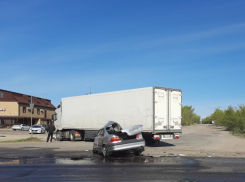 «Тойота» «влетела» под грузовик: появилось видео страшной аварии с полуприцепом на трассе под Волгоградом