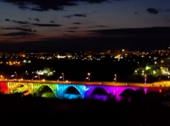 Потрясающе красивые кадры сияния «Астраханского моста» сняли с высоты птичьего полета