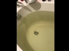﻿Волгоградцы сняли на видео зеленую воду и песок из водопроводного крана