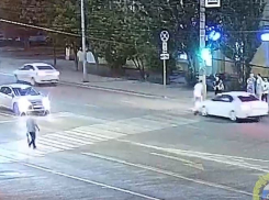 В центре Волгограда подросток на самокате попал под колеса иномарки 