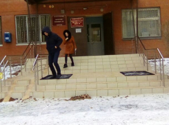 Посетители Кировского суда в Волгограде «летают» на скользких ступеньках