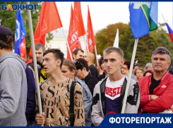 Волгоградцы отпраздновали присоединения новых регионов к России на набережной: фоторепортаж