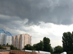 Ливень с громовыми раскатами и градом сняли на видео в Волгограде