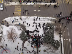  Несанкционированное шествие в центре Волгограда показали с высоты