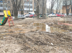 «Детская площадка утонет?»: болотный двор образовался в Волгограде