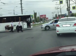 Полиция эвакуировала детей из автобуса в Волгограде