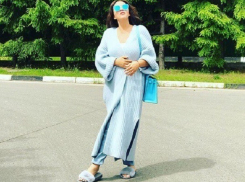 Ирина Дубцова поразила поклонников прогулкой по городу в халате и домашних тапочках