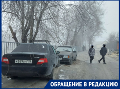 Волгоградцы с риском для жизни идут в школу из-за опасной парковки брошенных авто