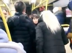 В Волгограде попала на видео драка блондинки и брюнетки в автобусе