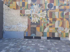 В Волжском с помощью рыбьего клея за 1,7 миллиона рублей реконструируют мозаичное панно 