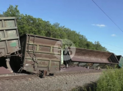 Под Волгоградом 19 вагонов сошли с рельсов: СК возбудил уголовное дело
