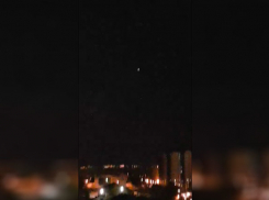 Пролетающее над крышами домов волгоградцев НЛО попало на видео