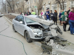 На юге Волгограда пьяный водитель выжил в страшной аварии