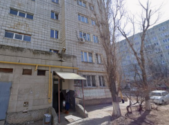 Выпавшую из окна 9-этажки школьницу спасают в Волгограде 