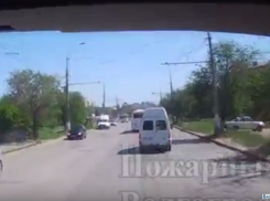 Волгоградские пожарные сняли на видео попытку пробраться к месту ЧП через наглых водителей