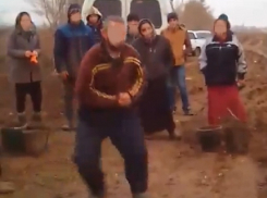 Интернет рассмешил волгоградец, устроивший горячие танцы прямо на поле