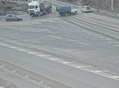 В Волгограде легковушку снес самосвал: ДТП попало на видео