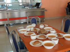 Детей кормили просроченными продуктами в сельской школе Волгоградской области