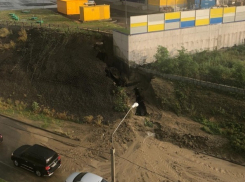 Грязевой поток обрушился на жителей «Бейкер Стрит» из-за сильного ливня на западе Волгограда