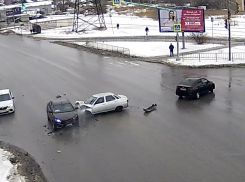  Лобовое столкновение двух LADA попало на видео в Волгограде 