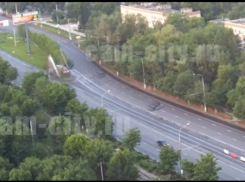 Иномарка на высокой скорости снесла стелу с орденом Победы в Волгограде