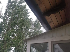 «Там уже гниет все»: слив с крыши на балкон установили волгоградцам в капремонт