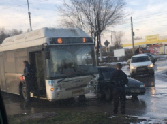 В Волгограде померялись силами легковушка и автобус № 65