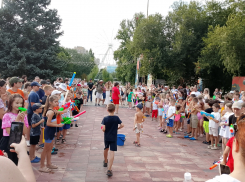 Мощную водяную битву устроили в центре Волгограда в самый жаркий день июля