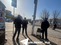 Горящая мусорка и вонючие люди: волгоградцы объявили войну курильщикам