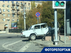 Жуткое ДТП на Комсомольской, где «семерка» протаранила ограждение, попало в объектив фотографа