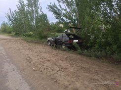 На юге Волгограда «четырнадцатая» перевернулась и врезалась в дерево: двое в больнице