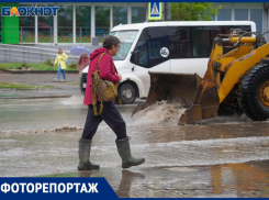 Затонувшее вип-авто и вычерпывание воды ковшами: в Волгограде затопило Качинский рынок