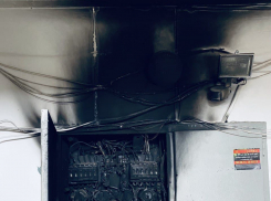 «Тряхнуло весь дом»: в волгоградской девятиэтажке протечка привела к взрыву электрощитка