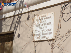 В центре Волгограда разваливается жилой дом на улице, названной в честь героя – танкиста